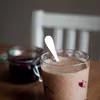 KAKAOWE SMOOTHIE Z BANANEM, ORZECHAMI I TAHINI