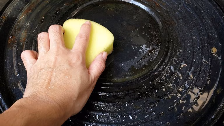 Jak wyczyścić przypaloną patelnię? 4 domowe sposoby