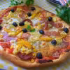 pizza z salami i owocami