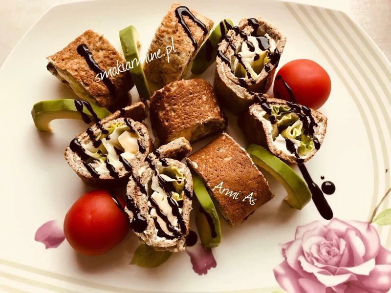 Rolls'y z naleśników pieczarkowych