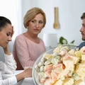 „Teściowa nie tknęła mojej sałatki, bo dałam Kielecki zamiast Winiary! Czy naprawdę aż tak czuć różnicę?” – Marlena [List]