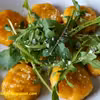 Gnocchi dyniowe z masłem szałwiowym, rukolą i parmezanem