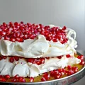 TORT BEZOWY Z RÓŻĄ I GRANATEM