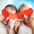 Dlaczego starsze kobiety podobają się młodszym mężczyznom? 3 najważniejsze cechy