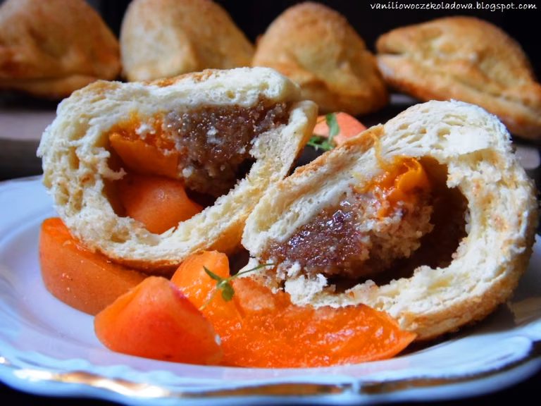 Pyszne drożdżowe pierogi z morelą i migdałami