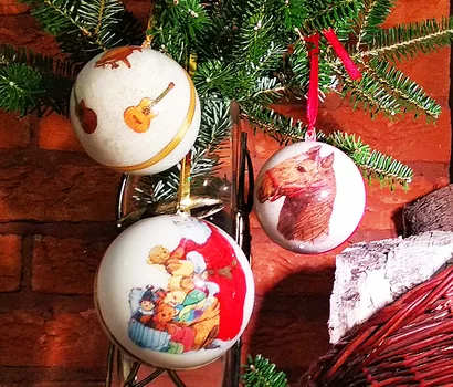 Bombka – decoupage odwrócony – pomysł na prezent DIY
