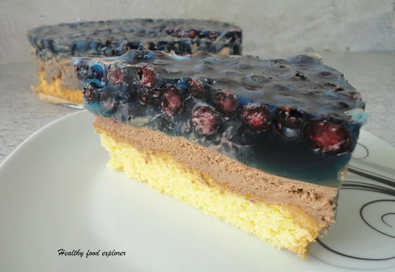 Tort z kremem czekoladowym, galaretką i owocami