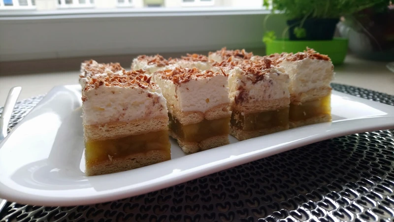 Szarlotka z bitą śmietaną bez pieczenia