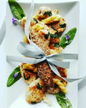 Sznycle z indyka w pieprzu ziołowym z wędzonym serem i szałwią