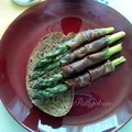 Szparagi w szynce parmeńskiej
