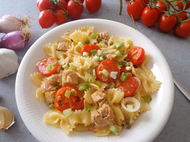 Szybki makaron w 20 minut: farfalle z pomidorkami i tuńczykiem