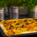 Pizza kebab z indyka z cebulą i pomidorami