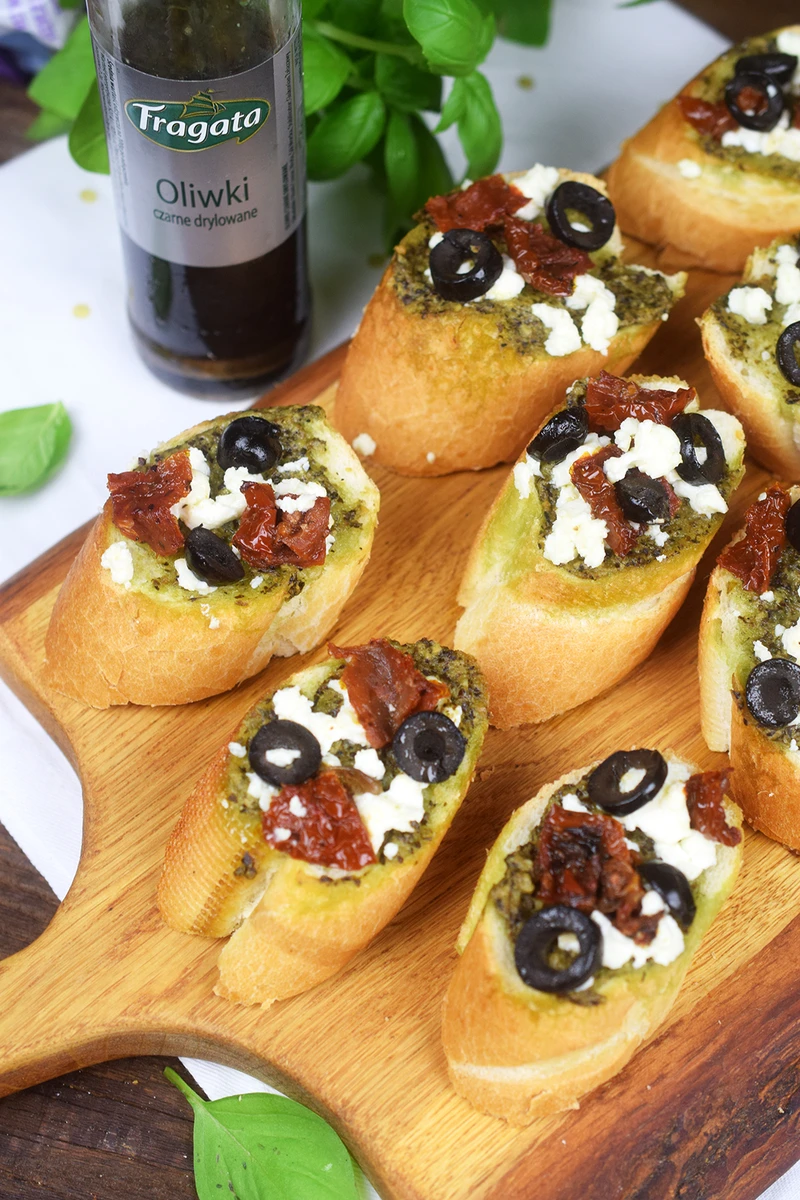 Zapiekana bruschetta z pesto, oliwkami i fetą - hit imprezowy!