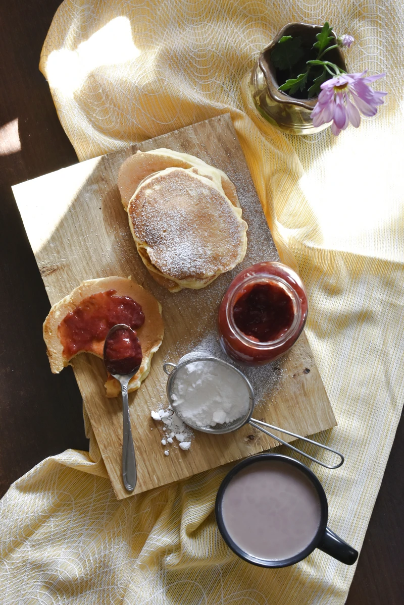 PANCAKES Z TRUSKAWKĄ
