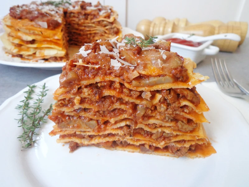 Tort naleśnikowy z mięsnym ragù i pieczarkami