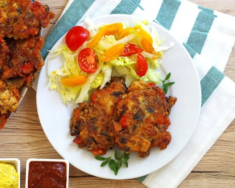 Kotlety siekane z pieczarkami i papryką
