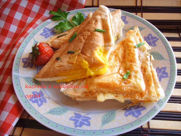 Tosty z jajkiem. Jajko zapiekane w tostach. Szybkie sniadanie.