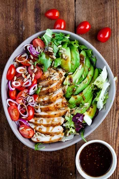 Sałatka z kurczakiem i avocado w balsamicznym sosie