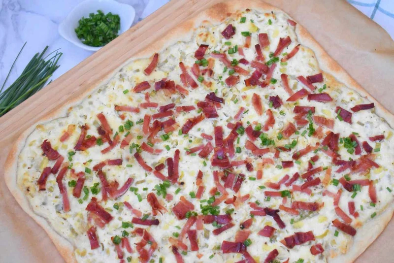 Alzacka tarta Flammkuchen z boczkiem i cebulą