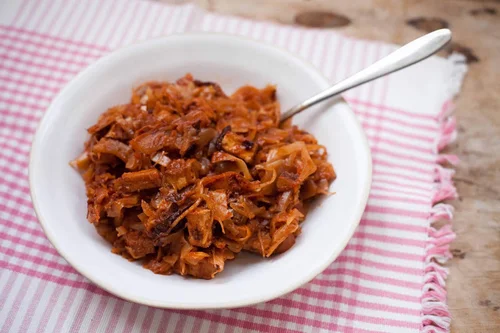 Wegański bigos z wędzonym tofu