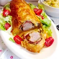 Polędwiczka wieprzowa z salami i pieczarkami w cieście francuskim