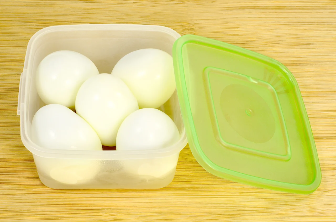 Ile można przechowywać ugotowane jajo na twardo? Wykonaj test z wodą i nie bój się zatrucia!