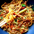 Smażony Makaron Udon z Wieprzowiną po Chińsku i Warzywami