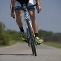 Jakie ćwiczenia rozgrzewające wykonać przed jazdą na rowerze?