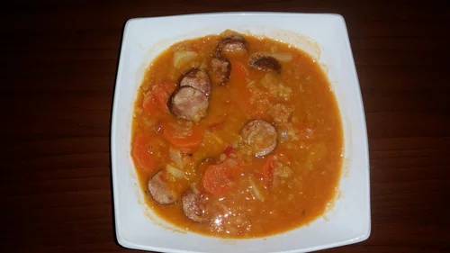 Zupa z soczewicy czerwonej z kiełbasą