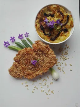 Kotlety schabowe panierowane w płatkach owsianych z puree z suszonymi pomidorami