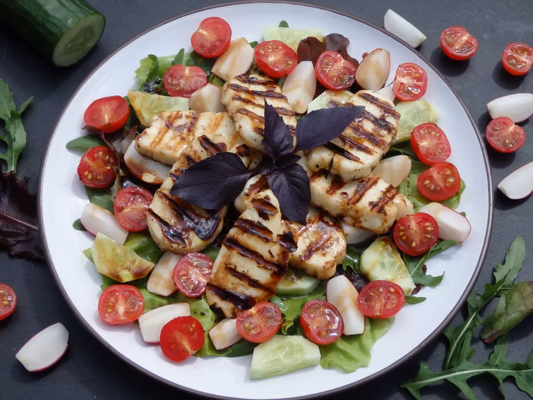 Sałatka z grillowanym serem halloumi i warzywami
