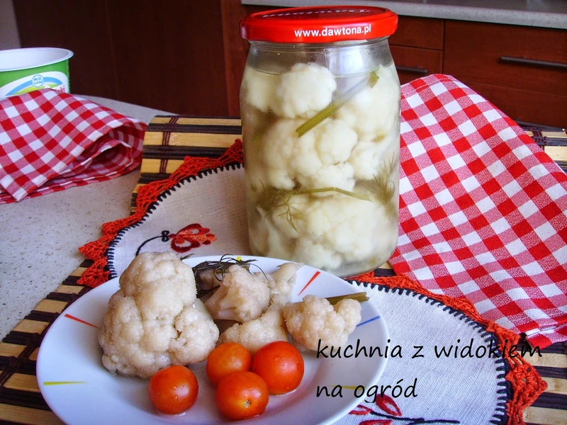 Kalafior kiszony w słoikach, smaczny i chrupiący. Domowe przetwory.