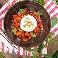 Burrata z truskawkami i pistacjami