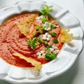 Krem z pieczonych pomidorów z chipsami z parmezanu