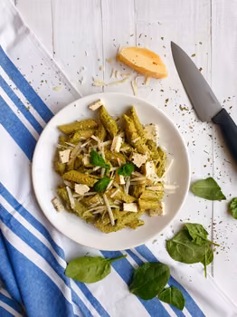 MAKARON Z BAZYLIOWYM PESTO
