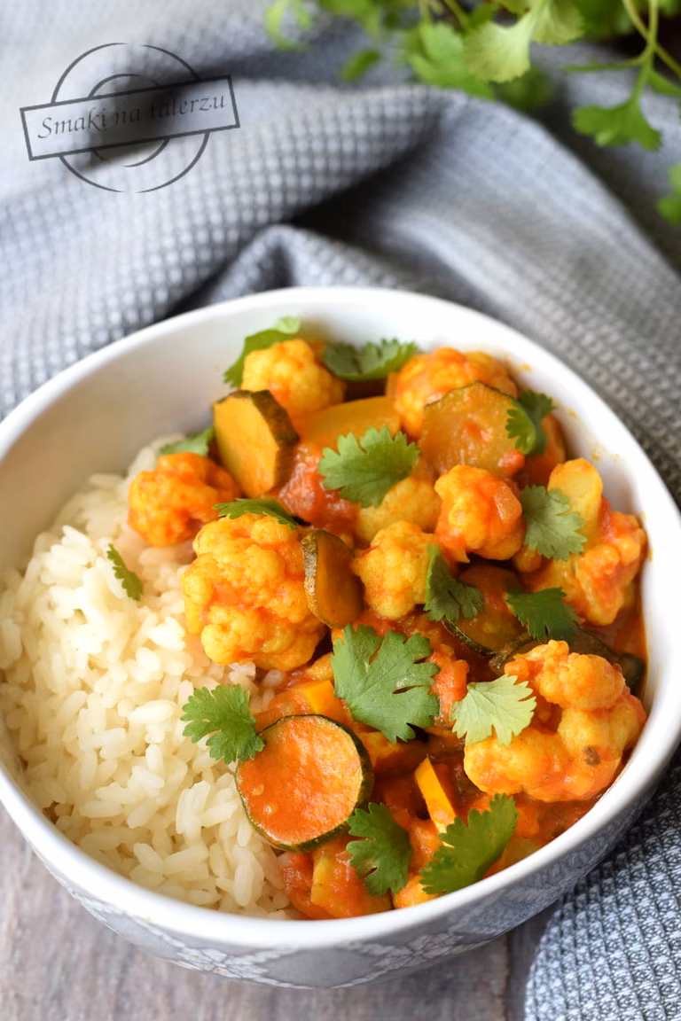 Curry z kalafiorem i cukinią