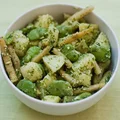 Sałatka ziemniaczana z bobem i fasolką w pesto