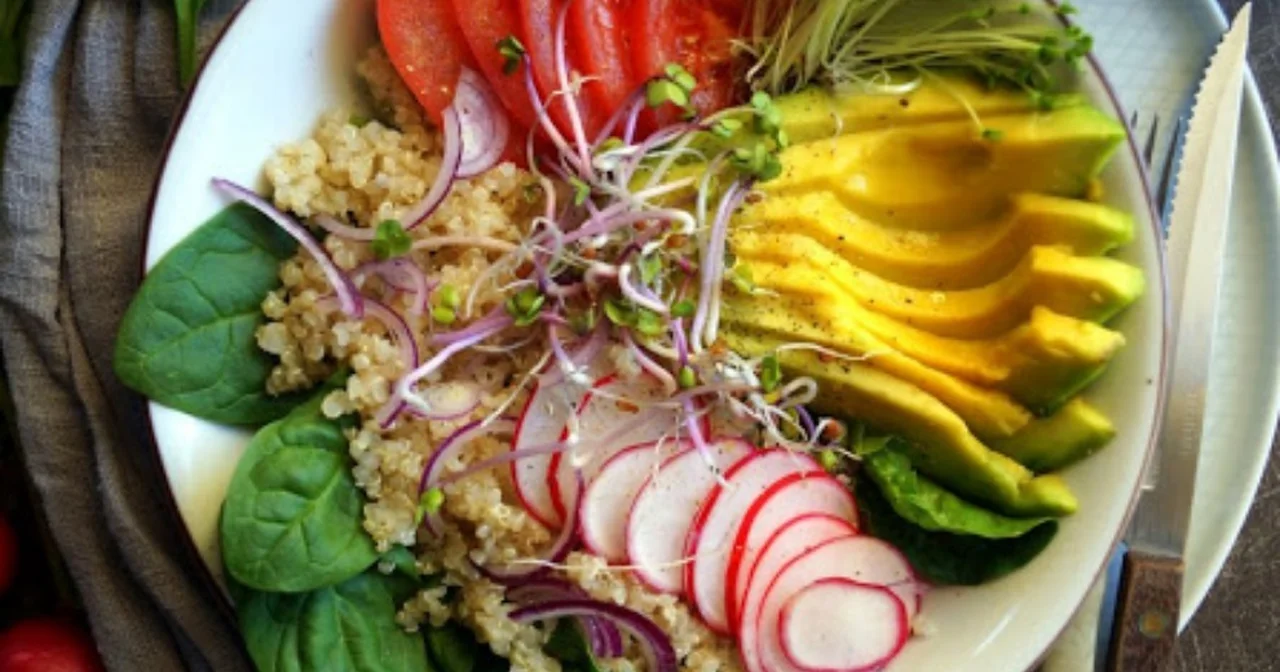 Buddha bowl: miska rozmaitości z quinoa i awokado