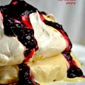 Pavlova z budyniem herbatnikowym, sosem Custard i jeżynami