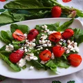 Wiosenna sałatka. Szpinak, truskawki i serek wiejski.