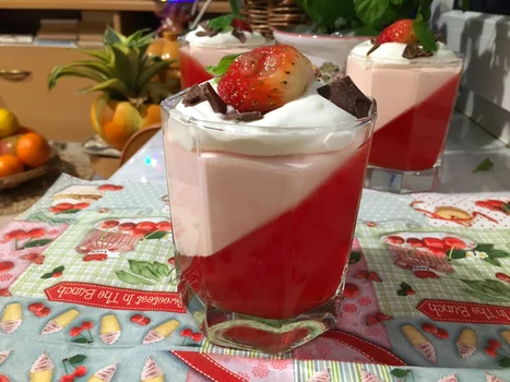 Deser truskawkowy z bitą śmietaną