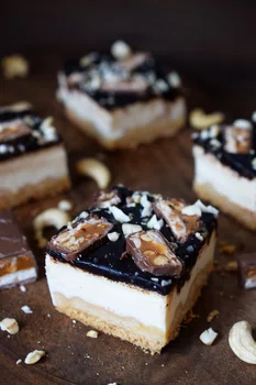Sernik z polewą czekoladową i snickersami