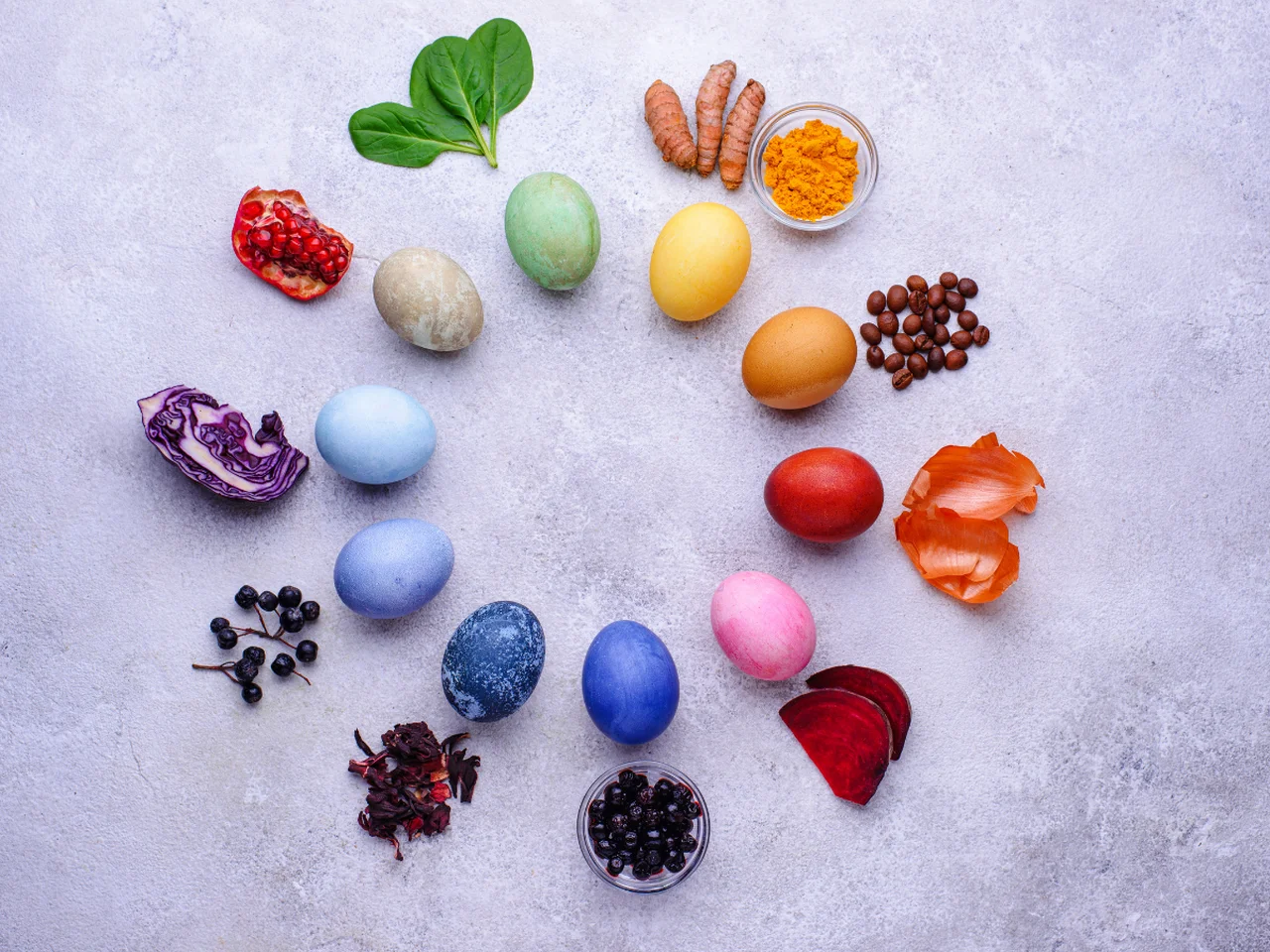 6 sposobów na naturalne farbowanie jajek na Wielkanoc!