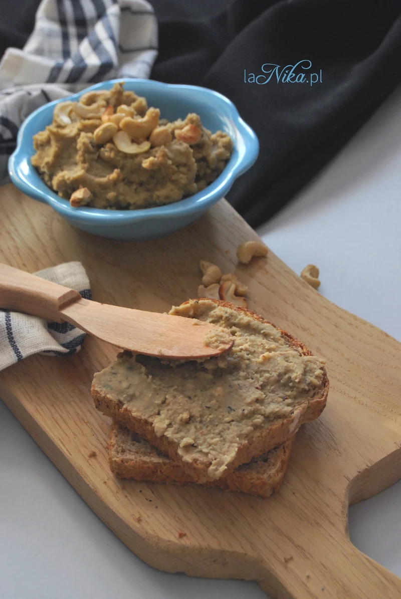 Pasta z soczewicy, pieczarek i orzechów nerkowca