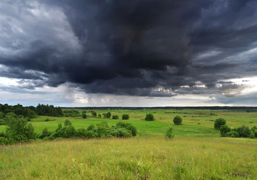 IMGW ostrzega: Burze z gradem i możliwe trąby powietrzne. Alerty dla 6 województw!