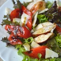 Sałatka z grillowanym kurczakiem i papryką