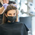 Salon otwarty mimo zakazów. Fryzjerka nie musi jednak płacić kary