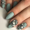 Turkusowe paznokcie ze wzorem