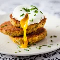 PLACKI Z KASZY QUINOA Z WARZYWAMI I JAKIEM W KOSZULCE