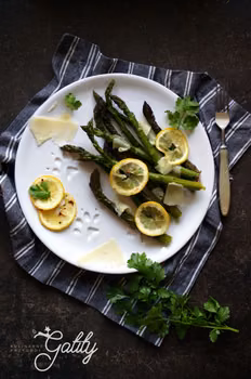Pieczone szparagi z cytryną i parmezanem